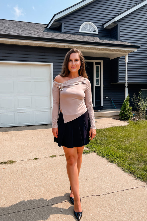MEROKEETY Off Shoulder Ruched Fitted Going Out Asymmetrical Shirt